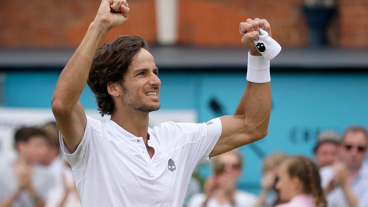 Murray completes fairytale return, Lopez claims 2 titles